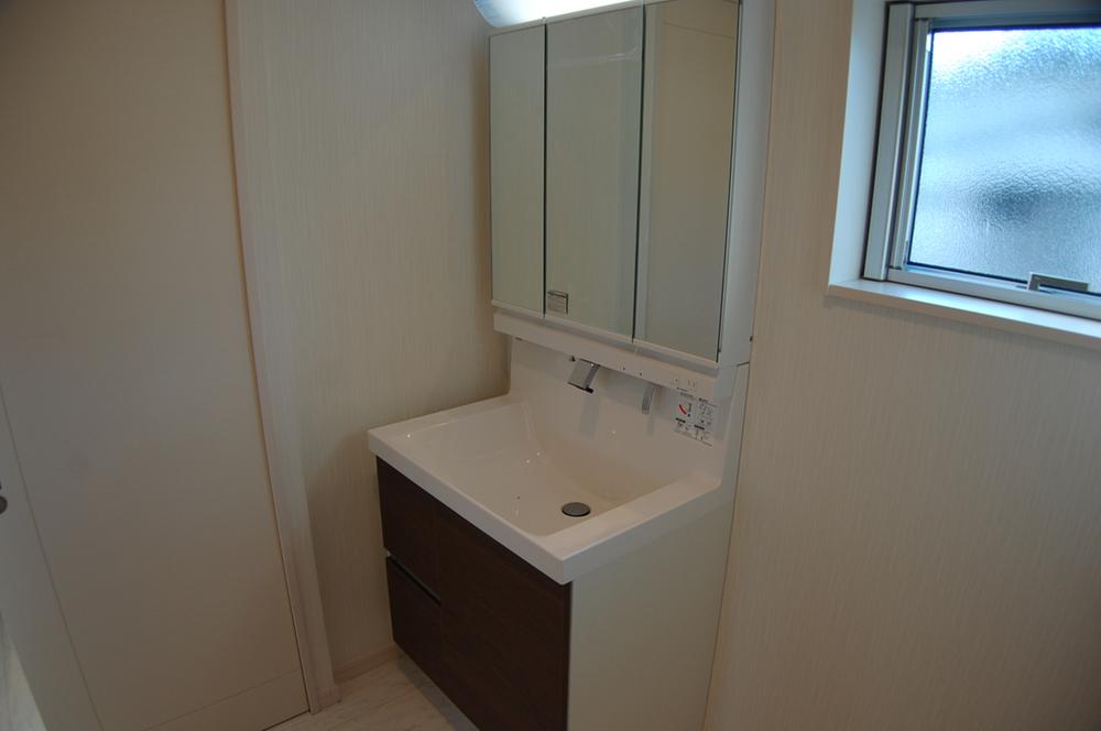 Wash basin, toilet. (December 2013) Shooting