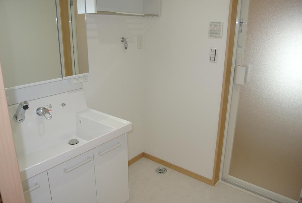 Wash basin, toilet. Indoor (10 May 2013) Shooting