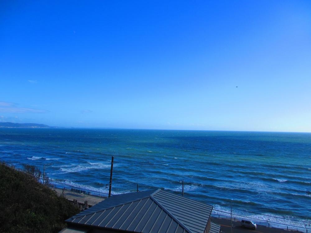 Other Environmental Photo. Approach of up to 50m Kamakura high school before Station to the property is a superb view