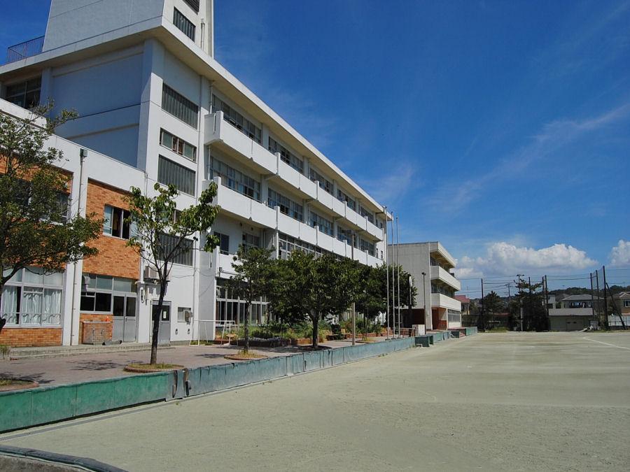 Junior high school. 1100m to Kamakura Municipal Koshigoe junior high school