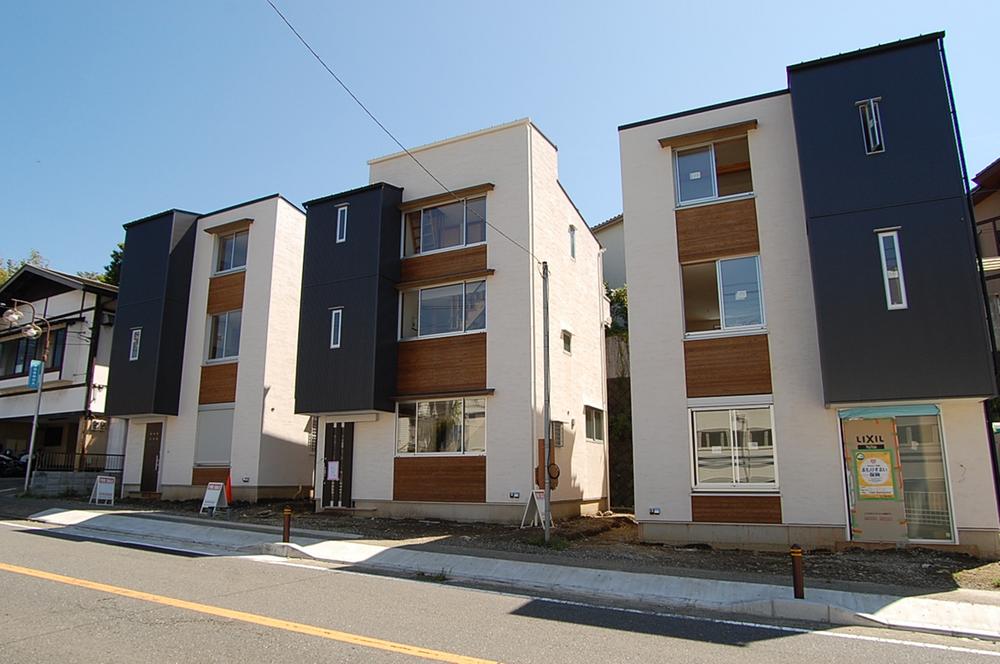 Local photos, including front road. Like design, such as the custom home architects worked. 