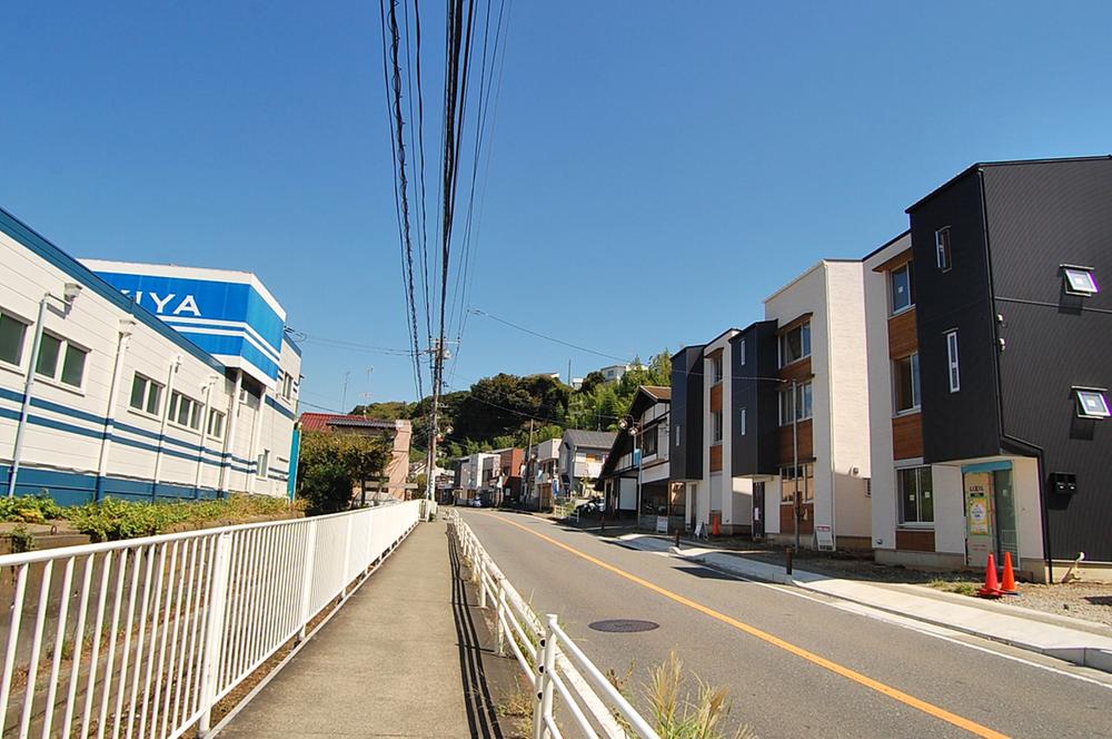 Local photos, including front road. Around the green of many remain calm environment. 