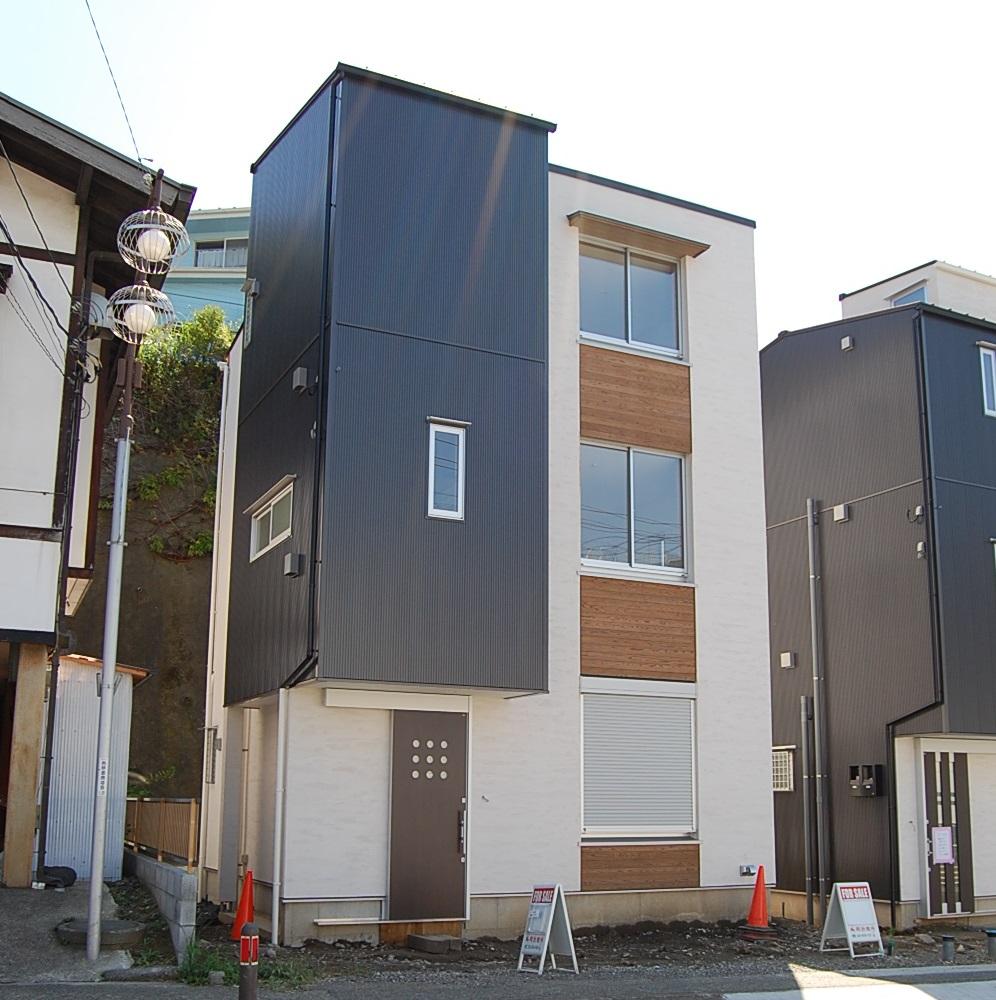 Local appearance photo. Galvalume ・ Coating plasterer ・ The outer wall of the solid plate finish. I feel a commitment. 