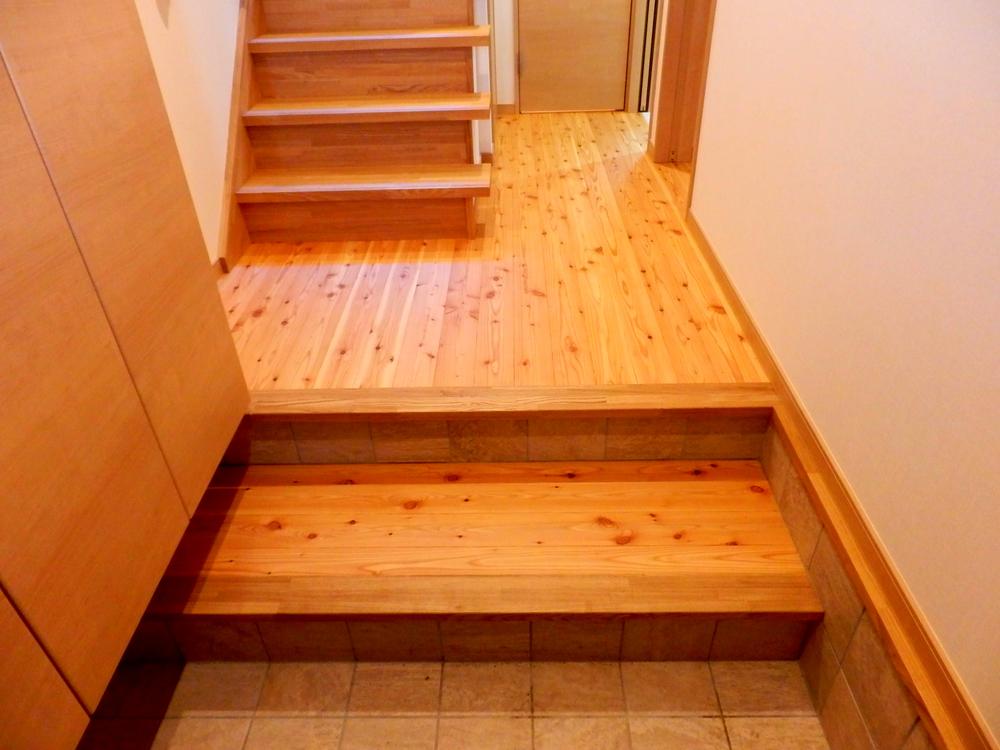 Entrance. I opened the front door and came back in the exhausted, You wrapped in wood scent, such as if being in the forest. In this house that warmth of tree heals well comfortable is, There is a power to the family to smile. 