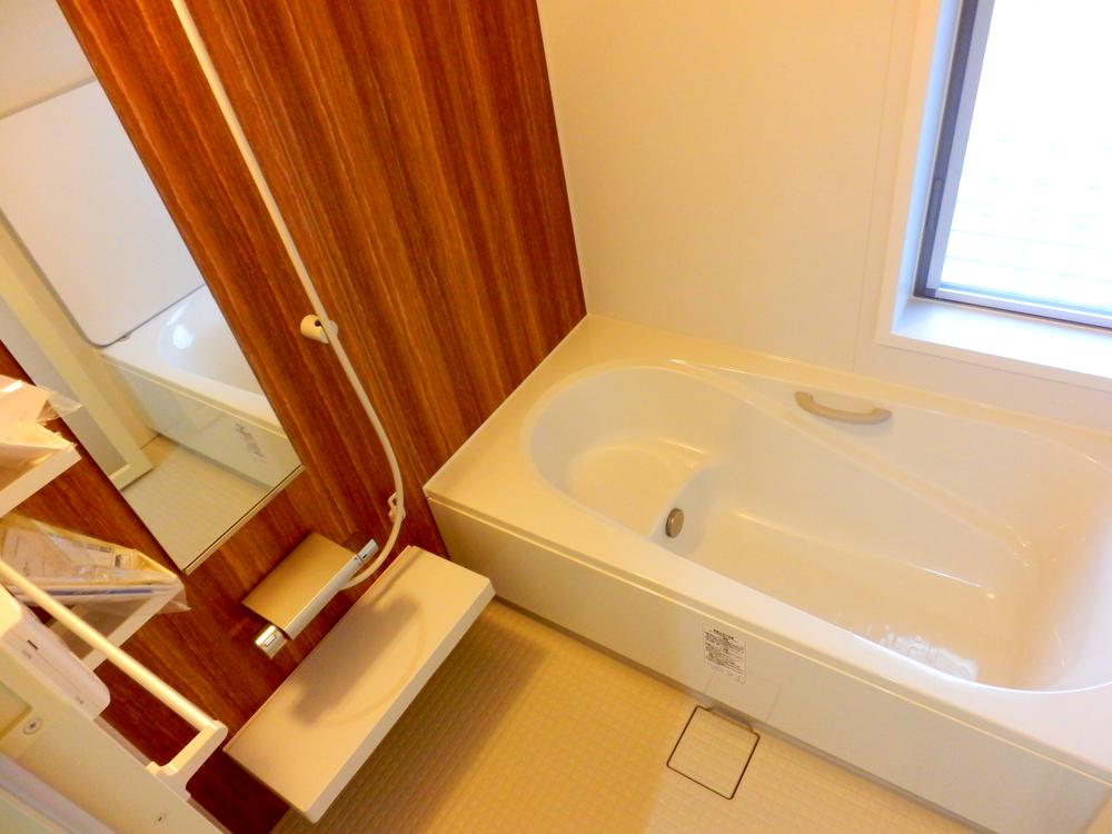 Bathroom. Double thermal insulation of Samobasu only 2.5 degrees in four hours does not decrease the temperature ・ Bathroom with bathroom ventilation drying heating