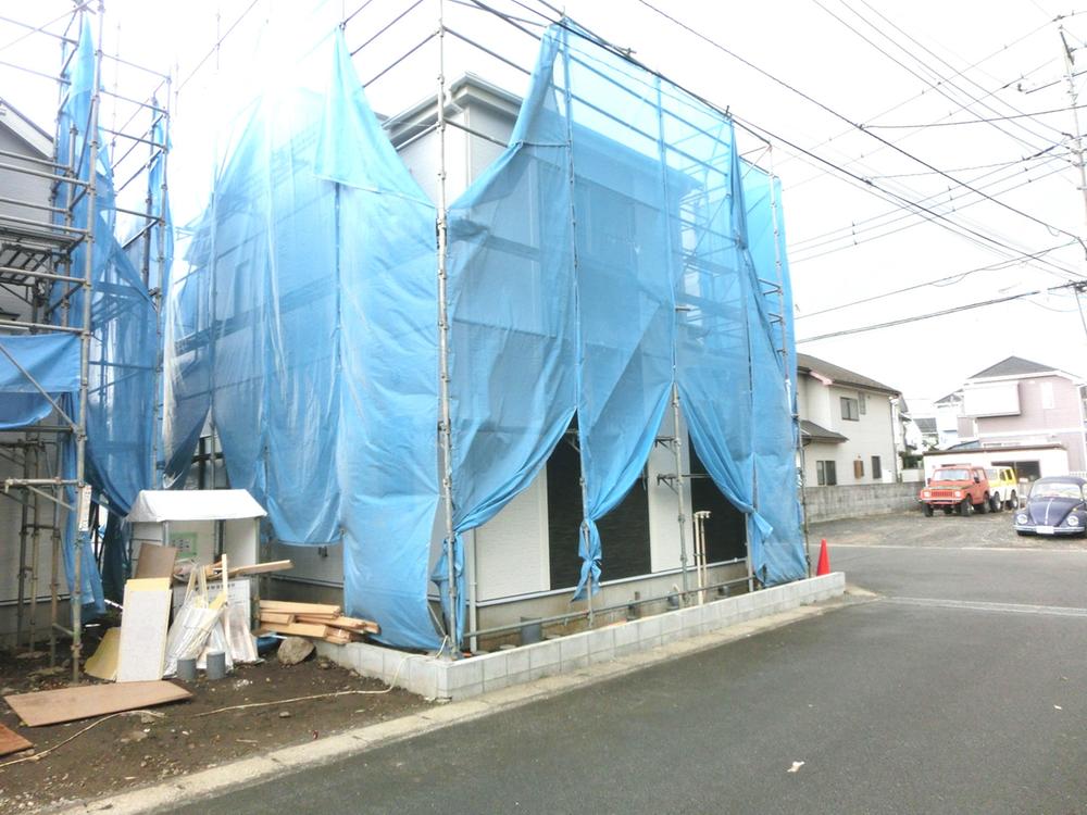 Local photos, including front road. Corner lot 1 Building appearance!