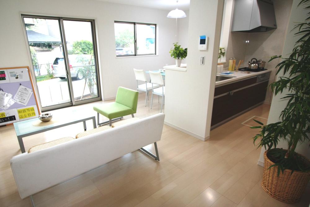 Living. Local (11 May 2013) Shooting