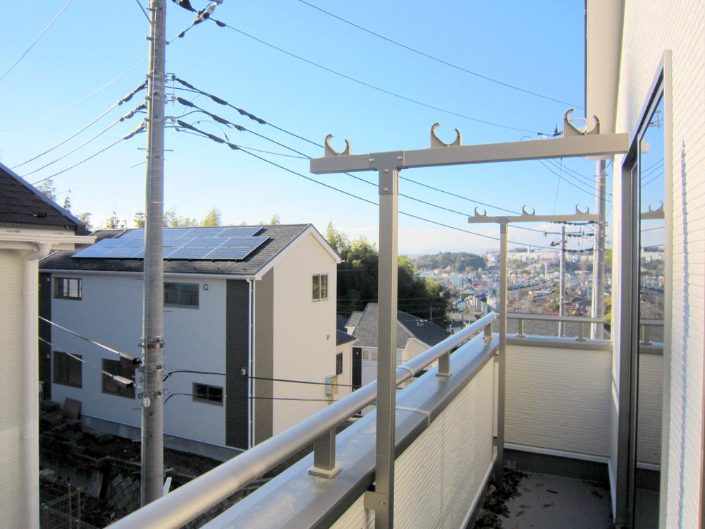 Balcony. Close to feel the transitory season, Lush quiet residential area
