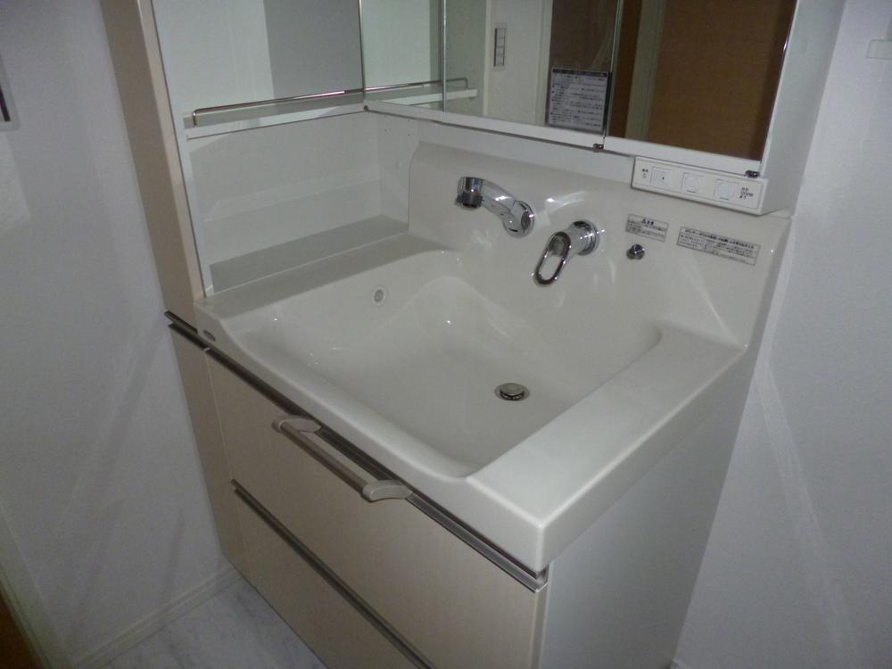 Wash basin, toilet. Local (07 May 2013) Shooting