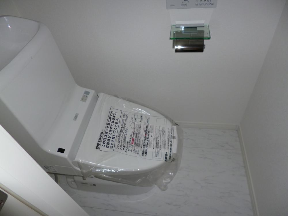 Toilet. Local (07 May 2013) Shooting