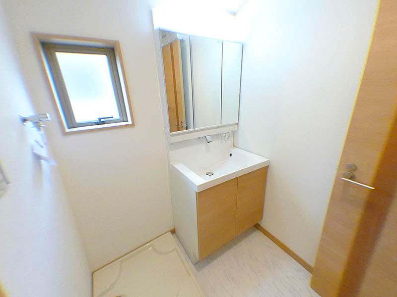 Wash basin, toilet. Indoor (10 May 2013) Shooting