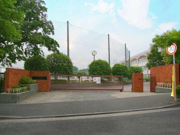 Junior high school. Kinteichu 400m to school