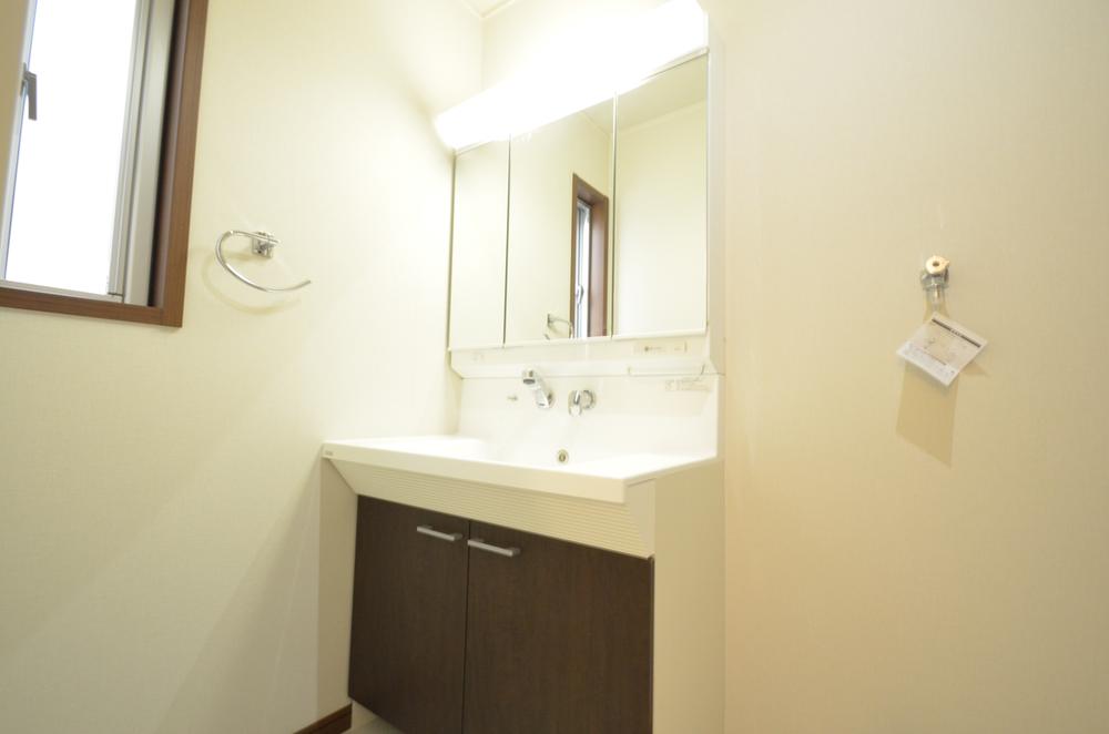 Wash basin, toilet. Indoor (11 May 2013) Shooting 4 Building