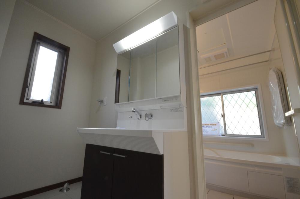 Wash basin, toilet. Indoor (11 May 2013) Shooting 8 Building