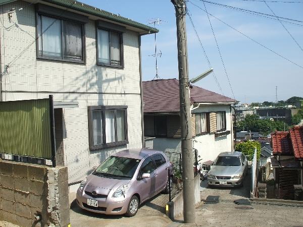 Streets around. 20m to neighboring houses