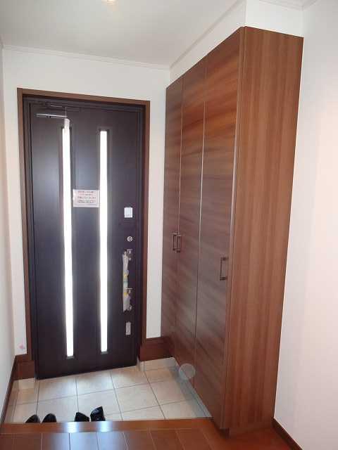 Entrance. Entrance 4 Building