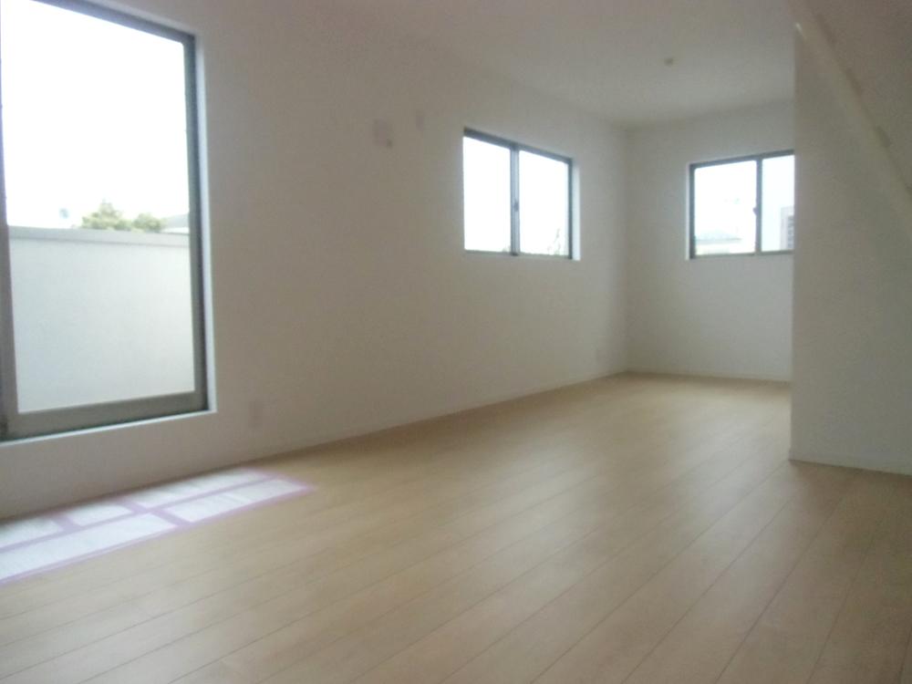 Living. Bright living-dining!