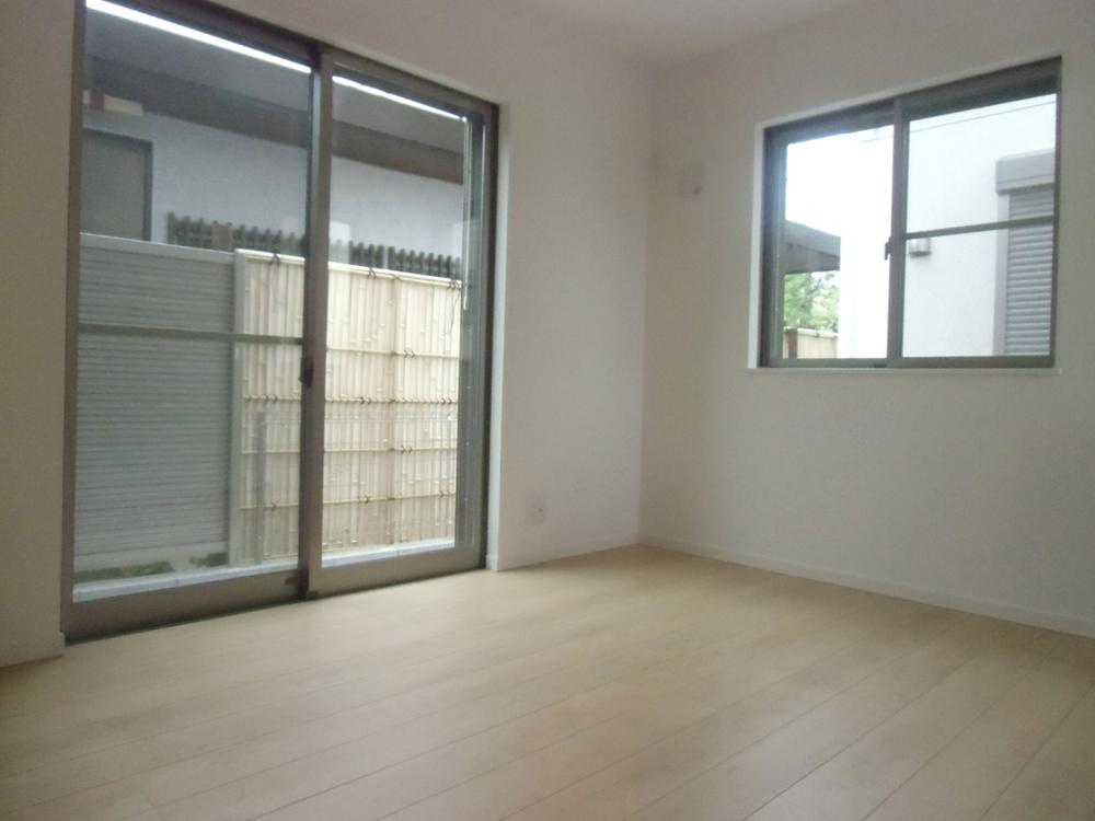 Non-living room. Bright Western-style!