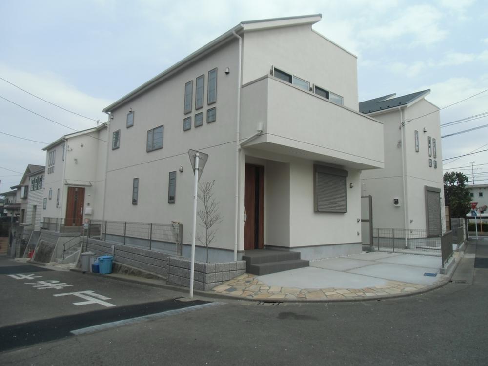 Local photos, including front road. Front road is spacious about 6m!