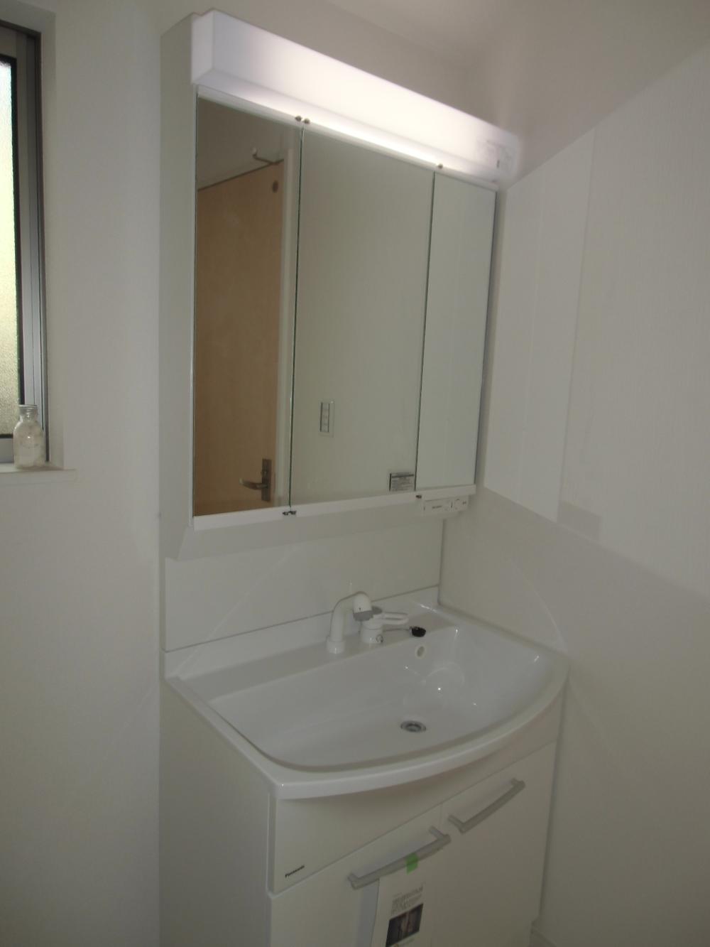 Wash basin, toilet. Local (10 May 2013) Shooting