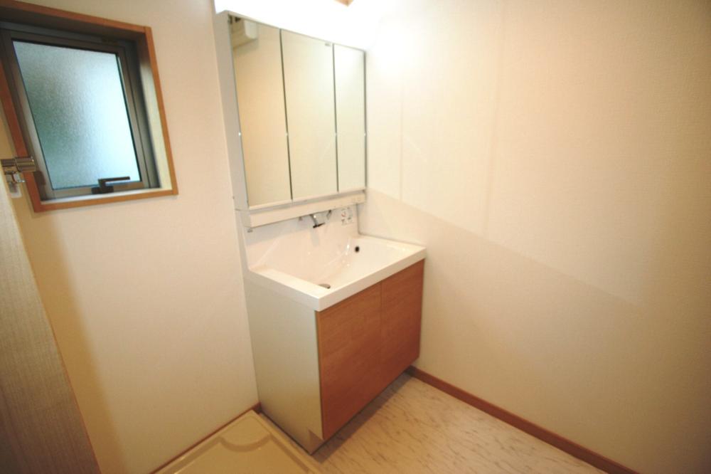 Wash basin, toilet. Local (10 May 2013) Shooting