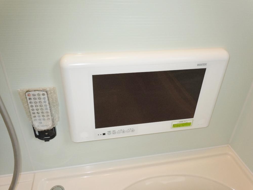 Bathroom. 15 inches TV.