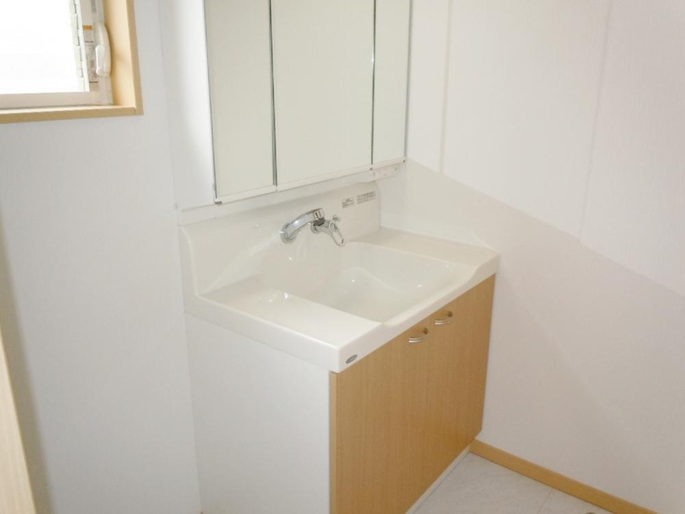 Wash basin, toilet. Shower faucet.