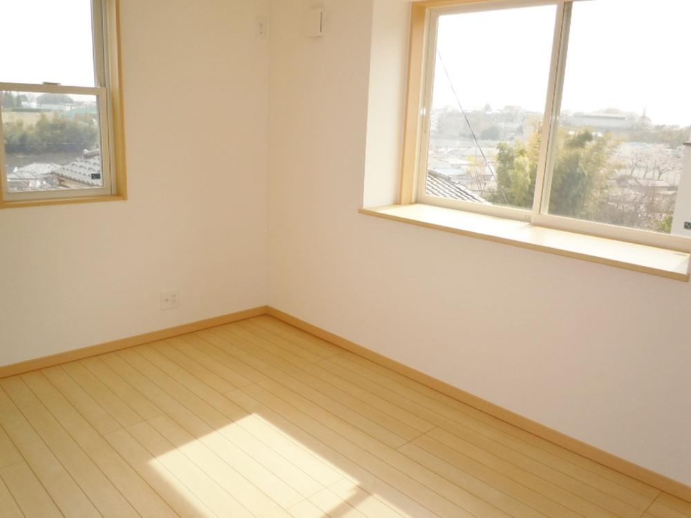 Non-living room. The second floor Western-style. I day is good.