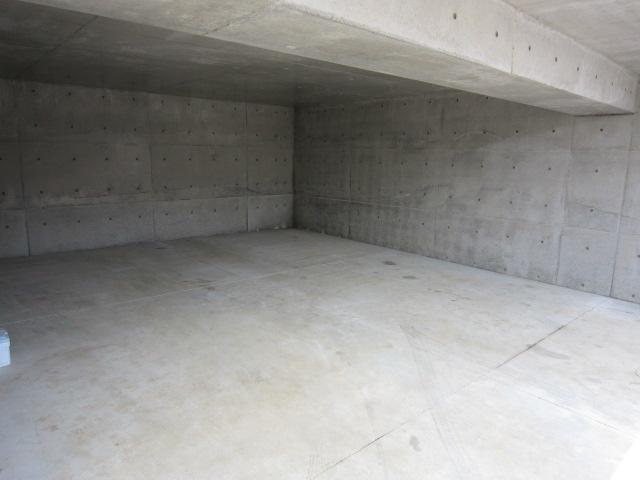 Other. Underground garage Partial