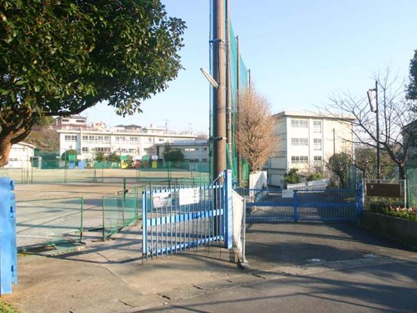 Junior high school. Nagasawa 570m until junior high school