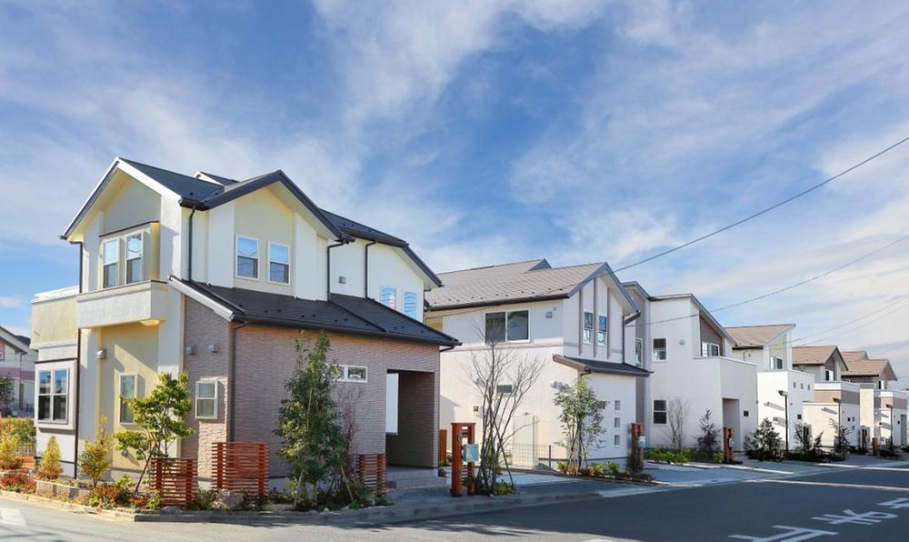 Local photos, including front road. Located in the first kind low-rise residential-only area, Produce a clear some streets the beauty between buildings (8th period sale already the city average photo ・ 2013 November shooting)