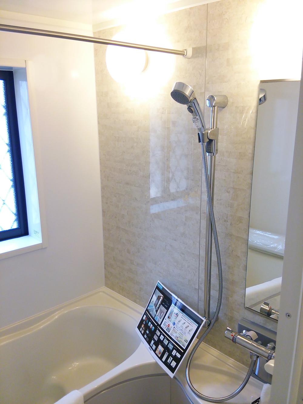 Bathroom. Bright unit bus equipped with a window! Since the tub there is also sitting in the half-body bath, Please come and enjoy the healing space.