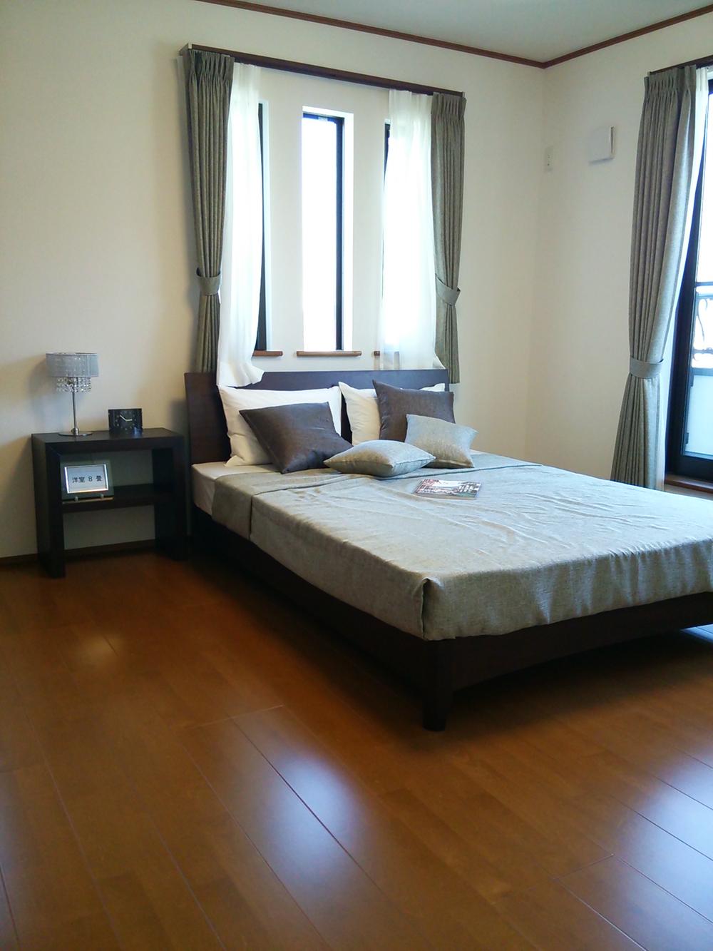 Non-living room. Produce a calm room bedroom! Since the large windows is with two locations, Ventilation and is a positive per good.