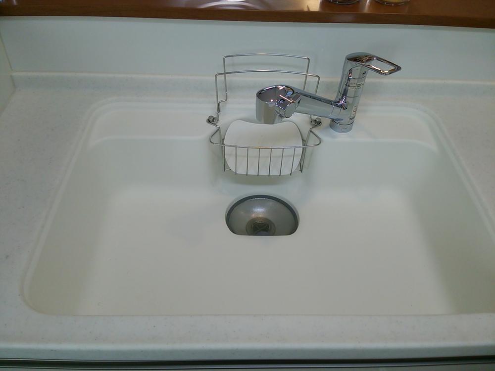 Kitchen. Spacious sink!