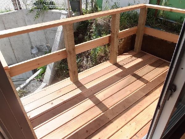 Garden. Wood deck