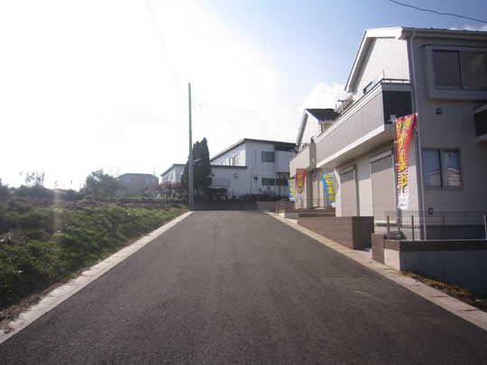 Local photos, including front road. Frontal road