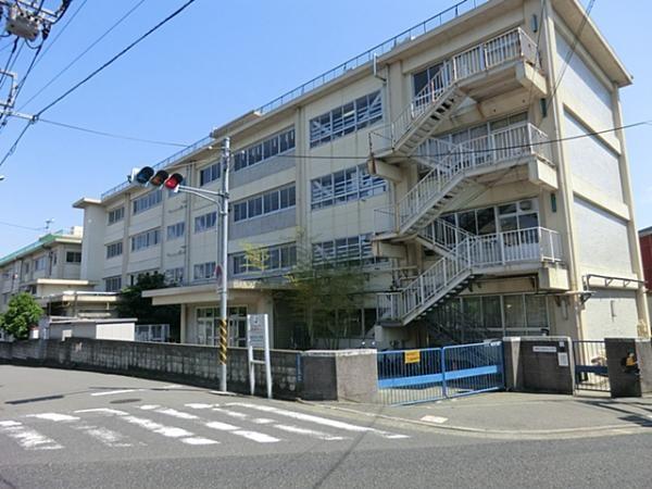 Primary school. Yuri Minami months hill elementary school across sound is cheerful voice of 1600m children up to elementary school. It is very pleasing. 