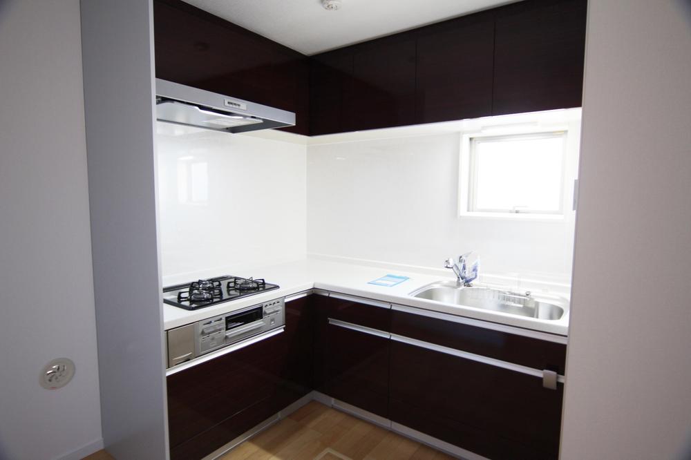 Kitchen. 1 Building here, Corner kitchen. Mama, Check sure I.