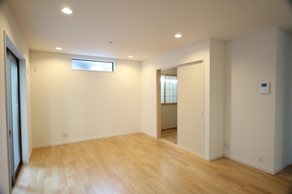 Living. 1 Building bright rooms, Family also brightens.