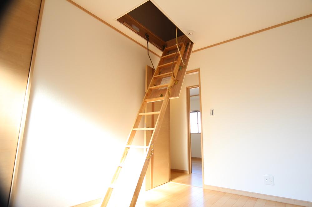 Non-living room. It is a popular attic housed in Western-style children. Also wrong, Do not punish the room. It's a promise.