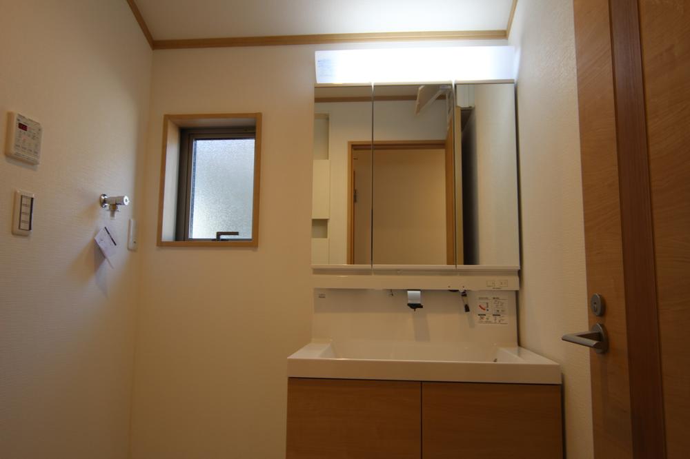 Wash basin, toilet. 1 Building