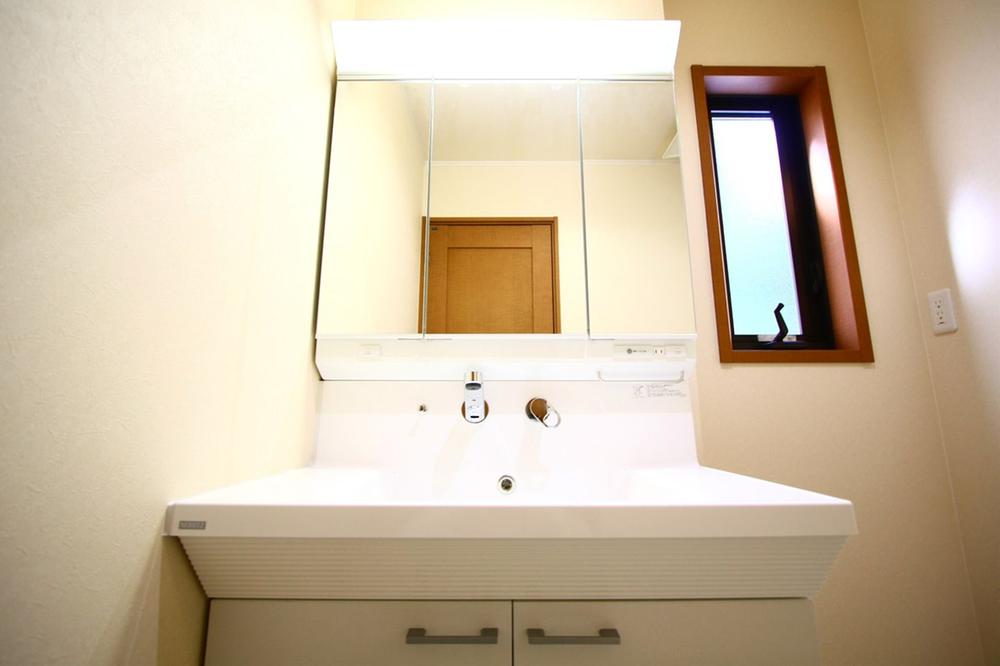 Wash basin, toilet. Local (September 2013) Shooting 5 Building It is vanity wash room three-sided mirror type.