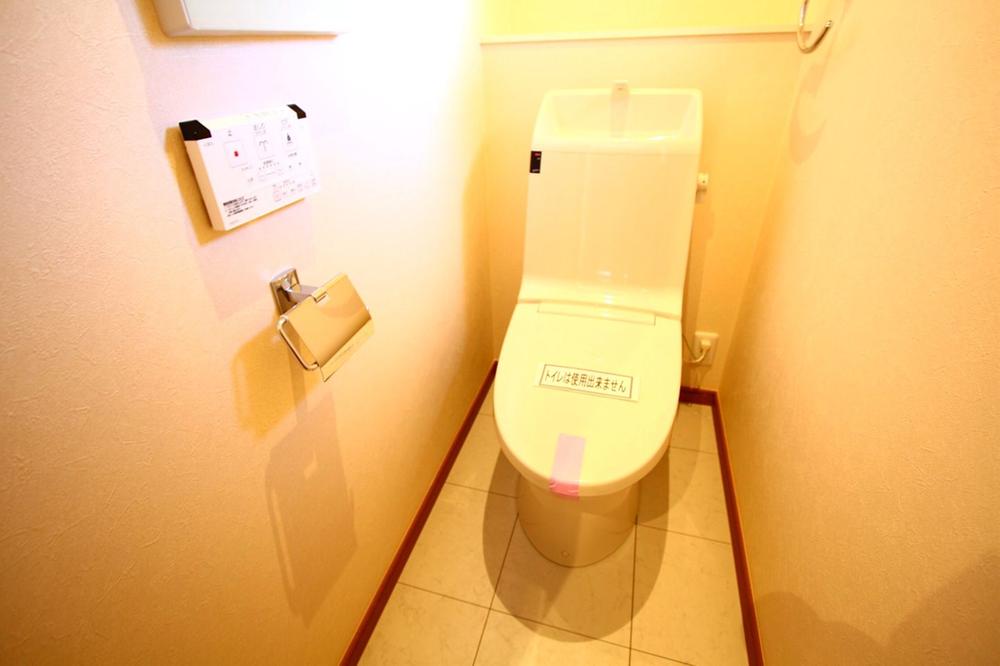 Toilet. Indoor (September 2013) Shooting 5 Building Shower toilet, It is also equipped with glove compartment.