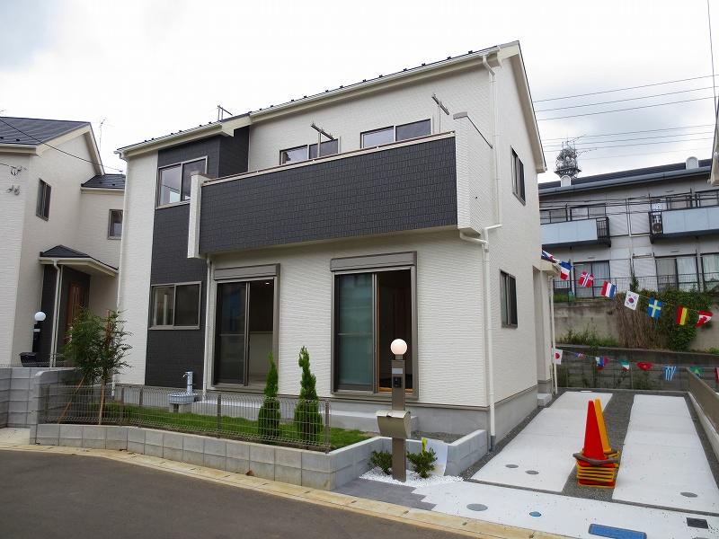 Local appearance photo. Building 2