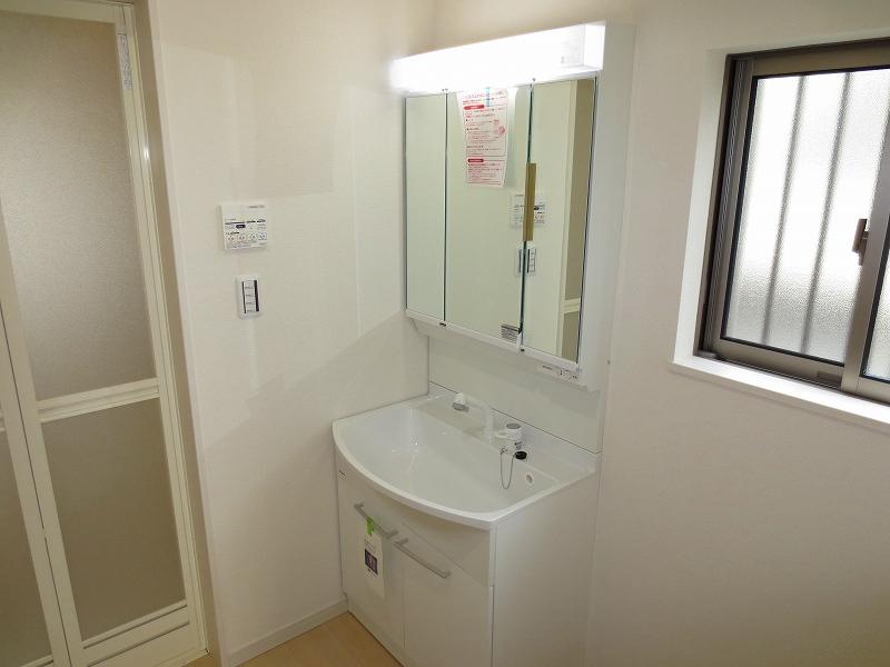 Wash basin, toilet. Building 2