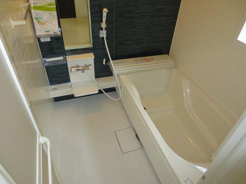 Bathroom. 6 Building