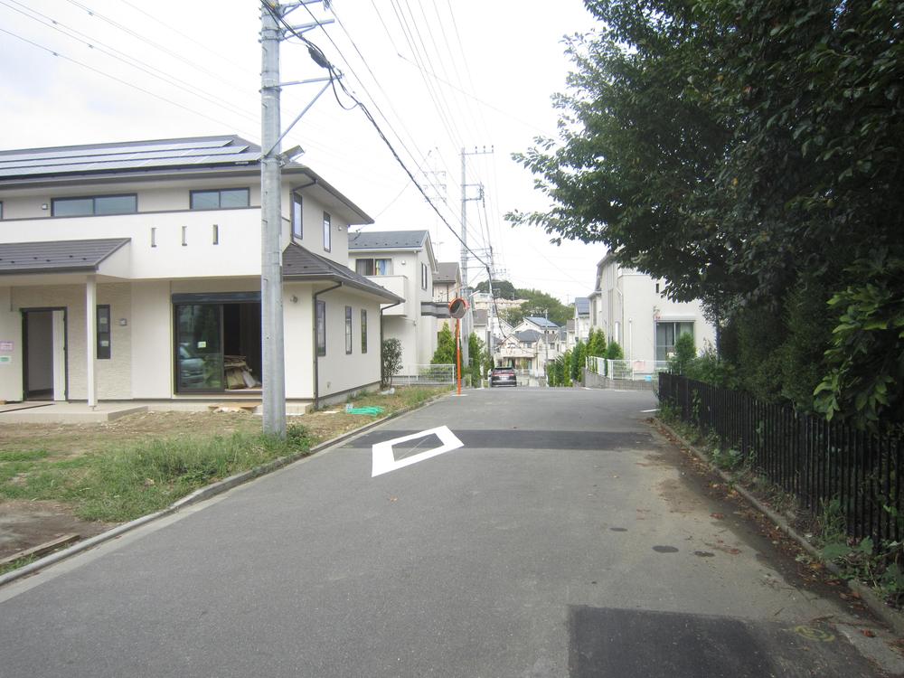 Local photos, including front road. Height difference between the road and the site does not have a ☆