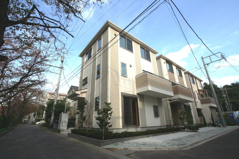 Local appearance photo. Local (11 May 2013) Shooting