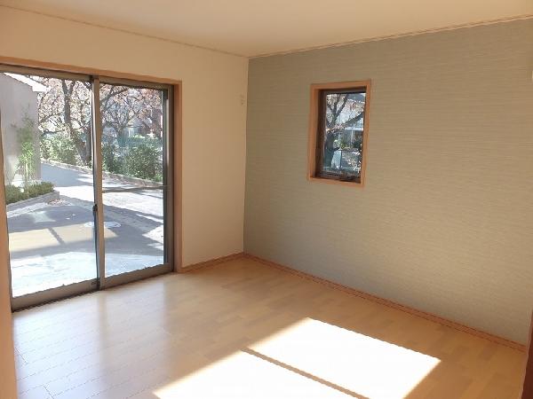 Non-living room. 1st floor Master Bedroom 8 pledge