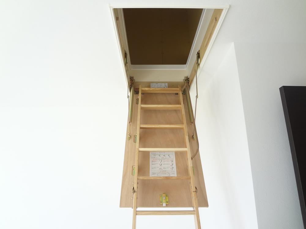 Receipt. Attic with storage.